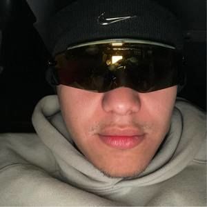 Meet your Posher, Moises